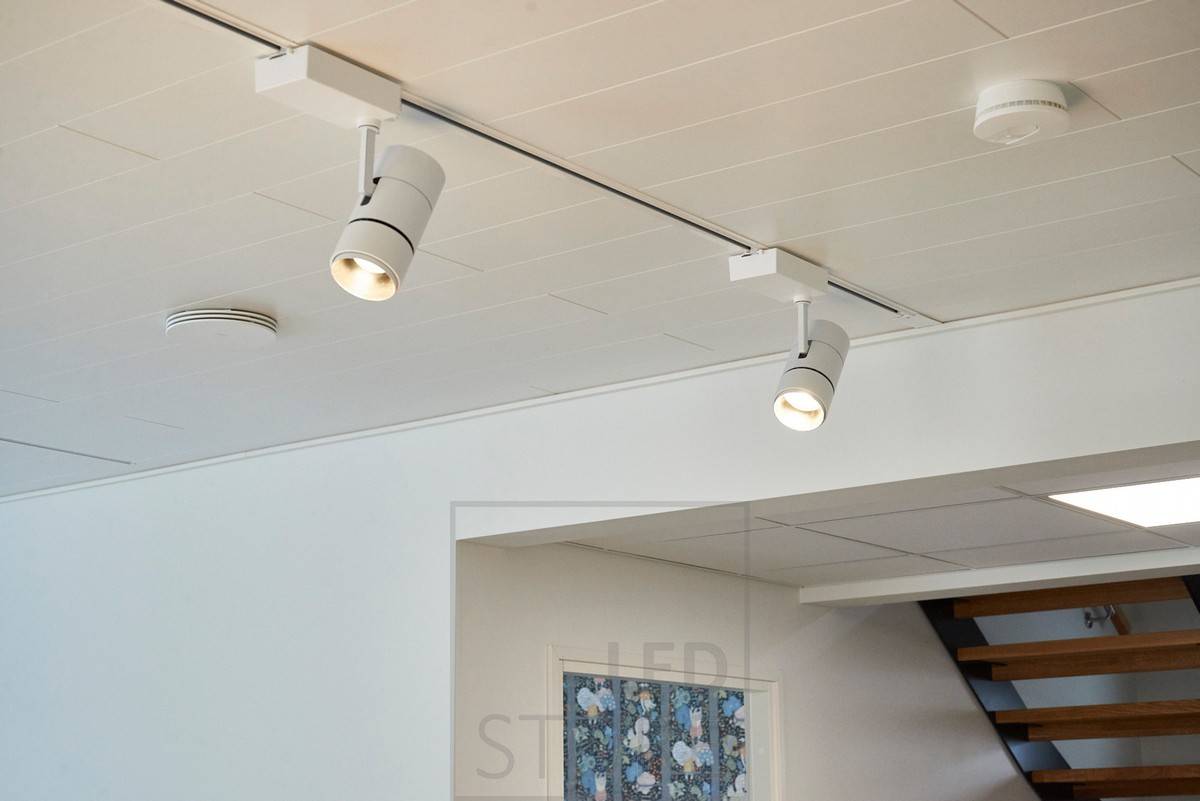 Iluminación de carril de leds blancos como iluminación general del espacio. La luminaria es direccional, tiene un ángulo de apertura de la luz ajustable y la temperatura de color de la luz se puede seleccionar desde un interruptor situado en el cuerpo de la luminaria. Ledstore.fi